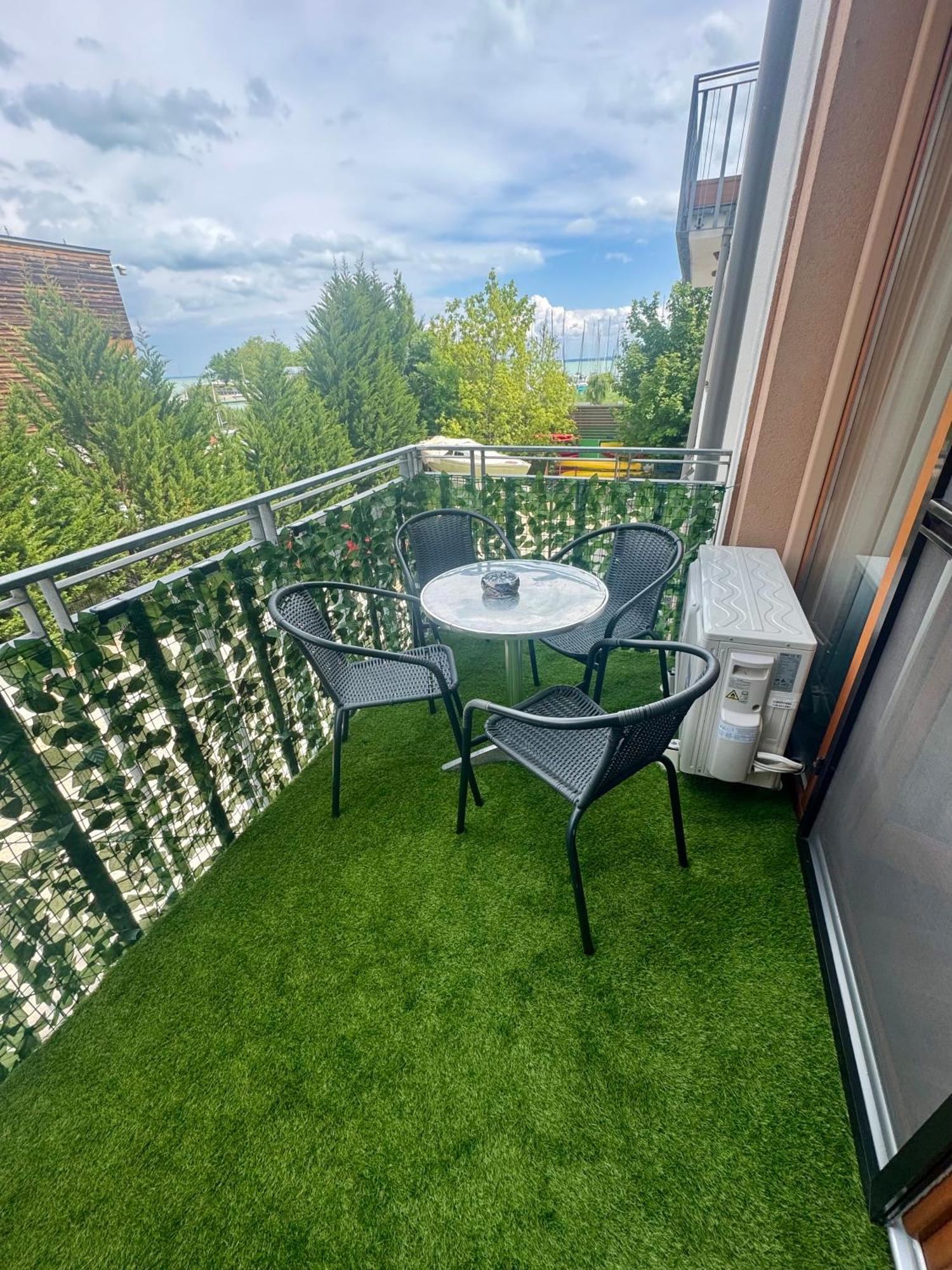 Silver Marina Apartment-Orzoett Melygarazs Balatonfured Exterior photo